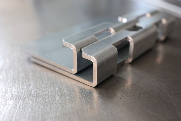 Mehrfach gekantetes Blechbauteil