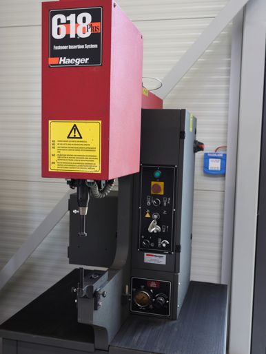 Haeger Einpressmaschine